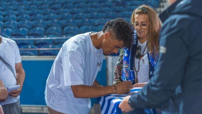 Gonçalo Borges cumpre promessa feita a família carenciada (Foto: FC Porto)
