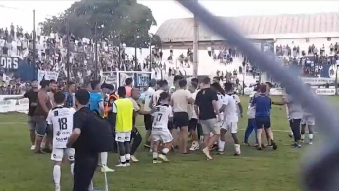 Jogo da 4.ª divisão da Argentina terminou com agressões dos adeptos aos próprios jogadores
