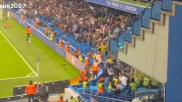 Adepto do Leeds cai da bancada (twitter)