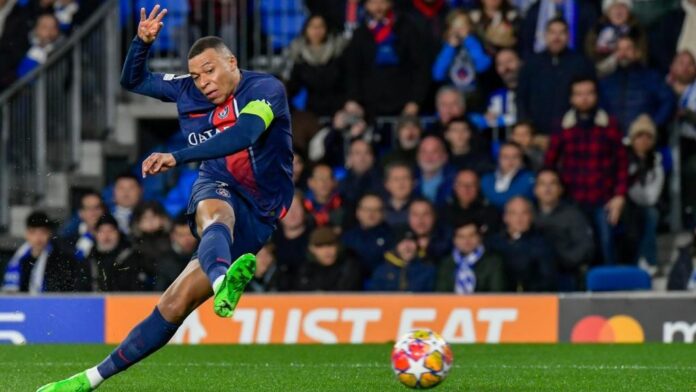 Kylian Mbappé remata para o 2-0 do PSG ante a Real Sociedad, em San Sebastián (AP/Alvaro Barrientos)
