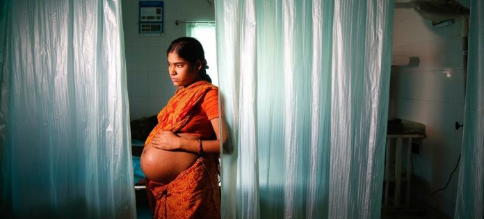 Uma grávida de 19 anos se prepara para dar à luz em Calcutá, Índia