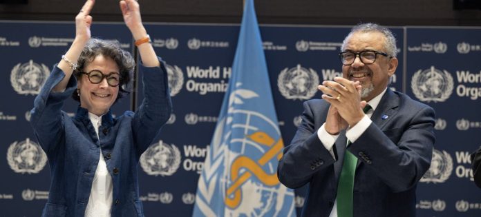 O diretor-geral da OMS, Tedros Ghebreyesus (à direita), e a copresidente do INB, Anne-Claire Amprou, da França (à esquerda), comemoram a conclusão das negociações nas primeiras horas de 16 de abril de 2025