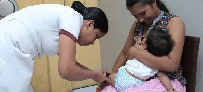 Prevenir a infecção pela hepatite B por meio da imunização na infância reduz substancialmente as infecções crônicas e os casos de câncer de fígado e cirrose na idade adulta