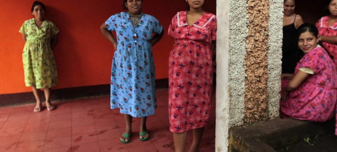 Diretrizes também enfatizam a importância de bons cuidados pré-natais e pós-natais para reduzir fatores de risco