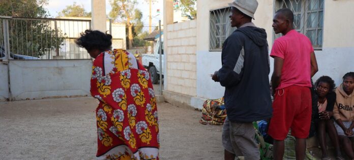 Uma mulher participa de uma consulta com um neurologista apoiado pela Organização Mundial da Saúde