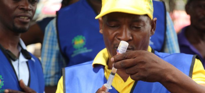 Um profissional de saúde da Opas prepara uma vacina contra a raiva