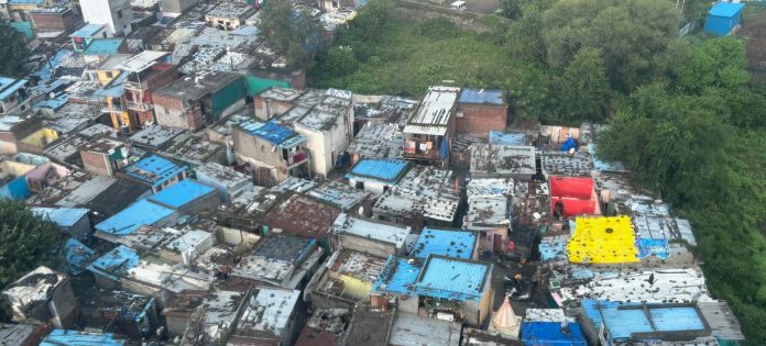 Quase 60% da população de Mumbai, na Índia, vive em favelas ou assentamentos informais. A falta de acesso a educação, habitação digna e sistemas de saúde resilientes aumentou o risco de contágio e dificultou a recuperação