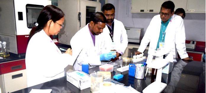 Treinamento prático em testes de suscetibilidade antimicrobiana.