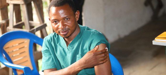 Um profissional de saúde da linha de frente recebe a vacina contra o Ebola na República Democrática do Congo