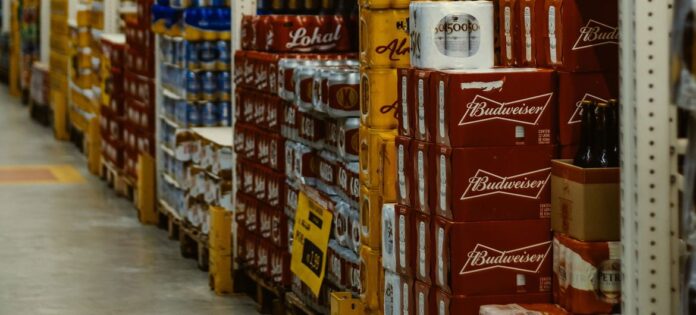 Caixas de cerveja em um depósito de distribuição no Brasil